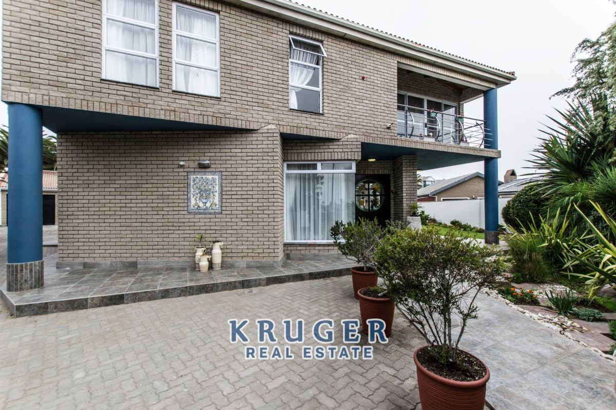 4-BEDROOM DOUBLE STOREY HOUSE WITH SWIMMING POOL - Photo 2