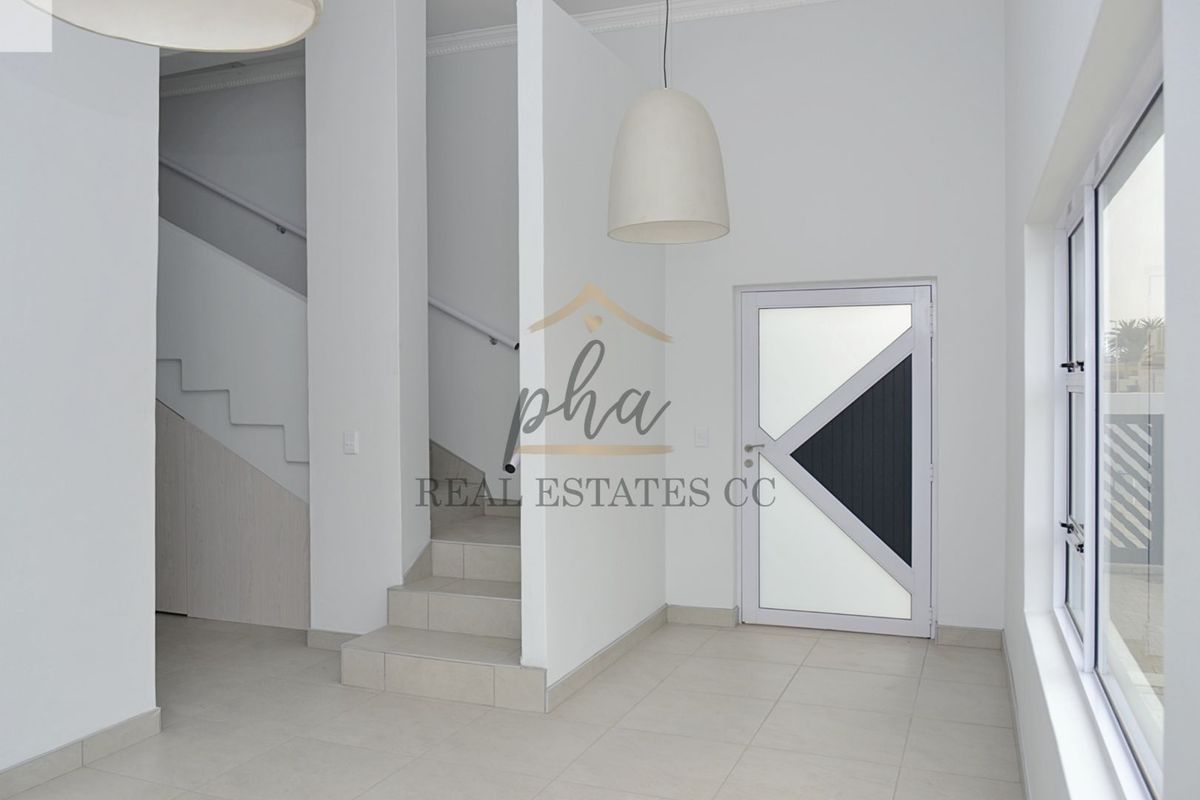 Property that seamlessly blends comfort - Photo 4