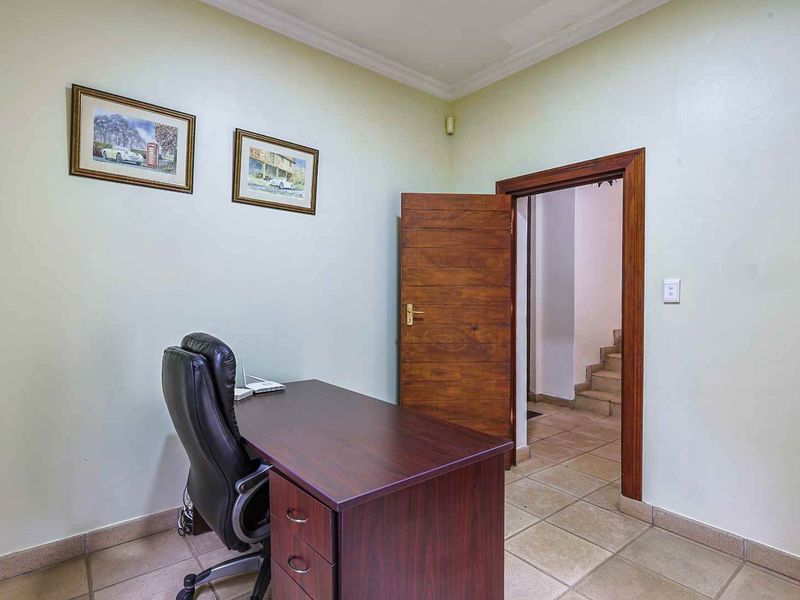 Spacious Entertainer’s Dream in Woodhill Golf Estate – Furnished Option Available - Photo 7