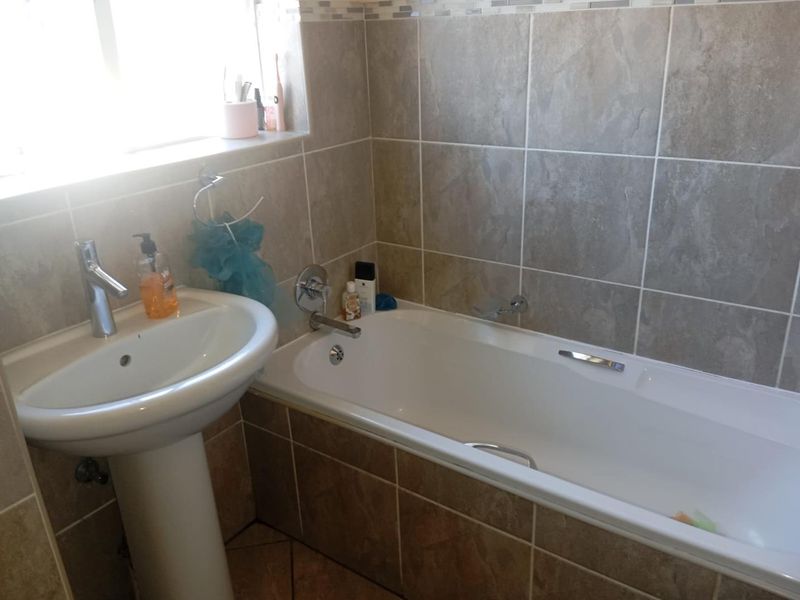 Three bedroom Apartment in Brackenhurst - Photo 9
