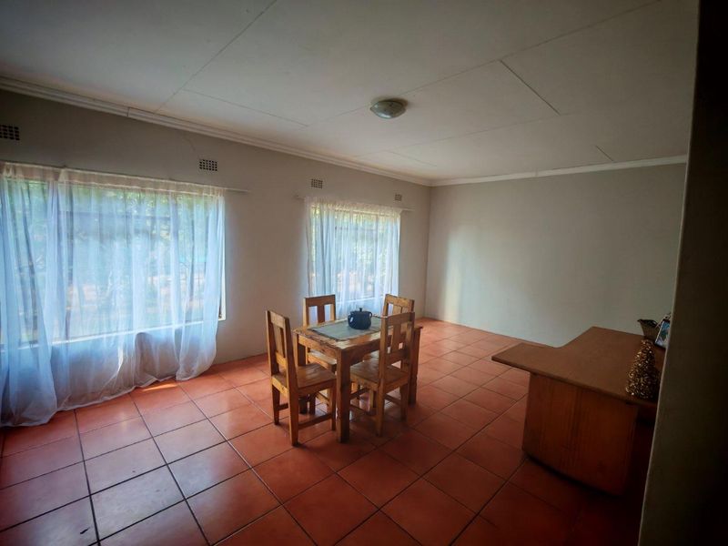 House With Additional Vacant Stand - Photo 8