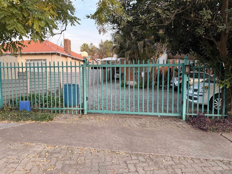 Investment Property with 5 Bachelor Flatlets - Photo 2