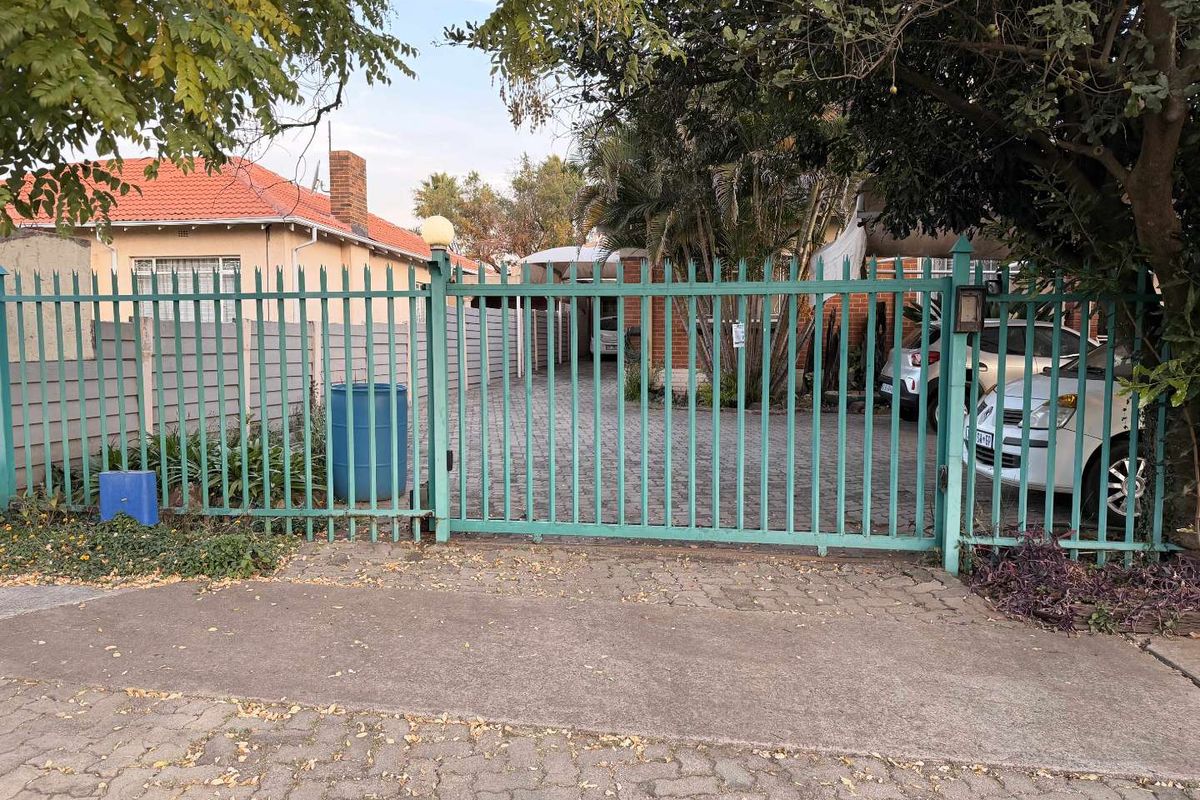 Investment Property with 5 Bachelor Flatlets - Photo 2