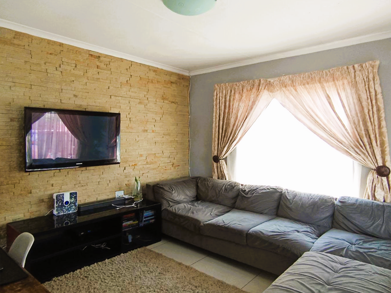 Charming 2-Bedroom Home – Ideal for First-Time Buyers or Investors - Photo 4