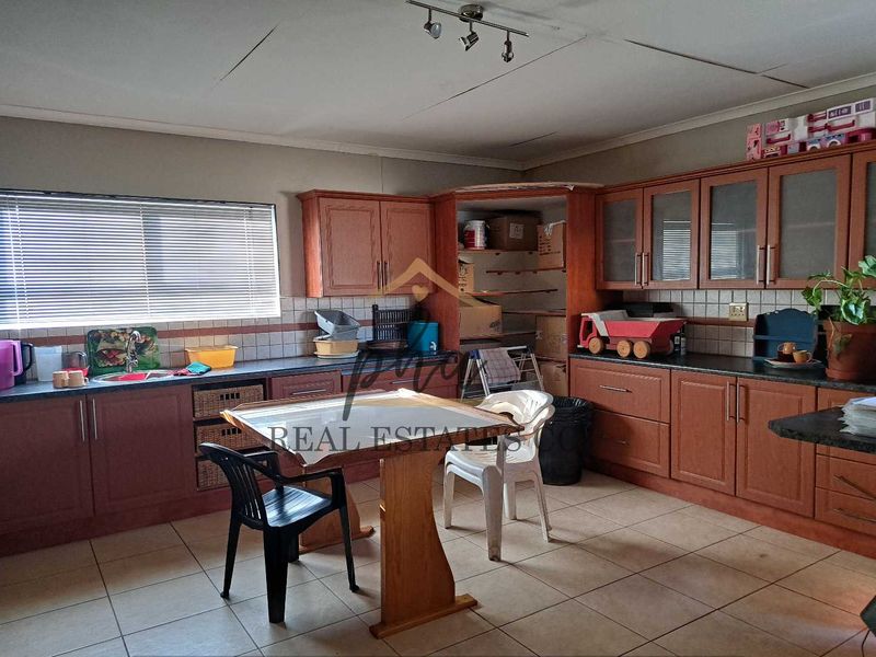 3 bedr Family home with 3 bedr Flat plus 3 garages in Walvis Bay selling for N$2 950 000.00 - Photo 7