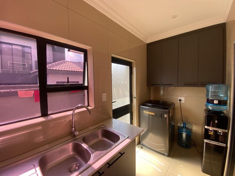 Unparalleled Living Experience - Photo 8