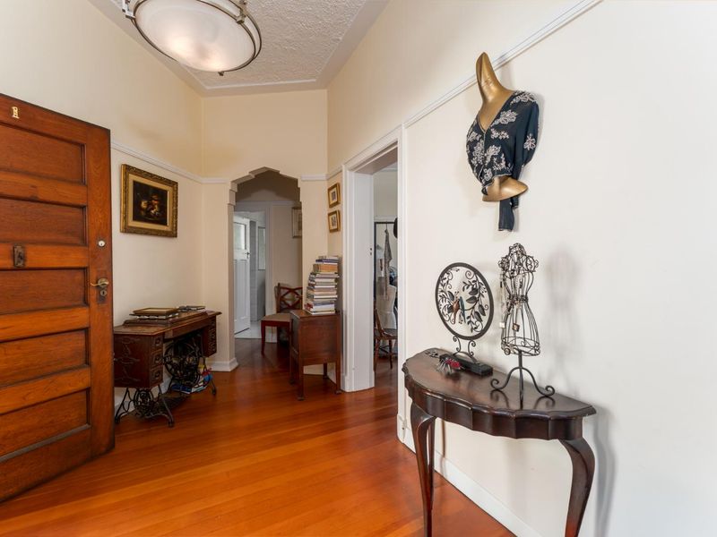 Brand new listing! Spacious and sunny ground floor 2 bedroom apartment situated on Rondebosch Boys Junior's doorstep - Photo 4