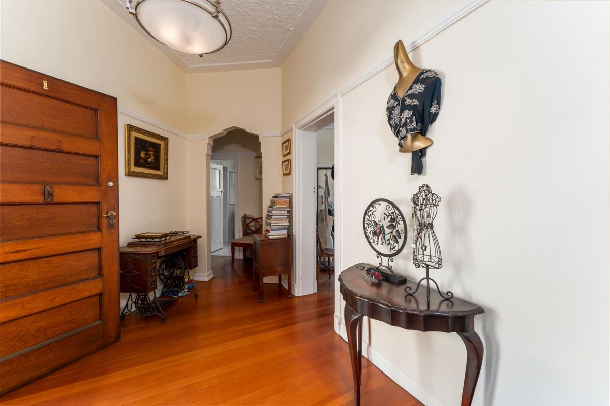 Brand new listing! Spacious and sunny ground floor 2 bedroom apartment situated on Rondebosch Boys Junior's doorstep - Photo 4