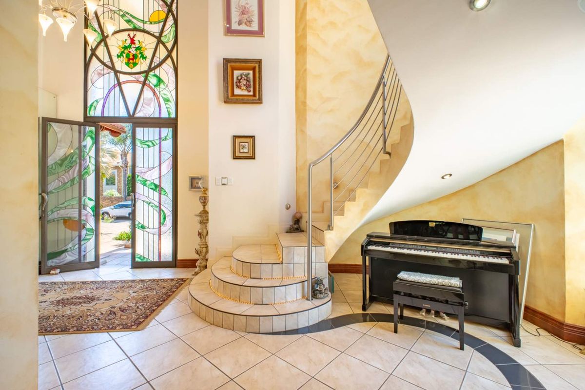 Elegant Home Overlooking the 18th Hole - Photo 4