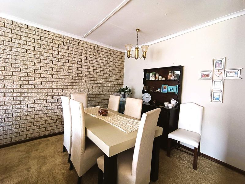 Private Retreat in a Charming Small Complex - Photo 5