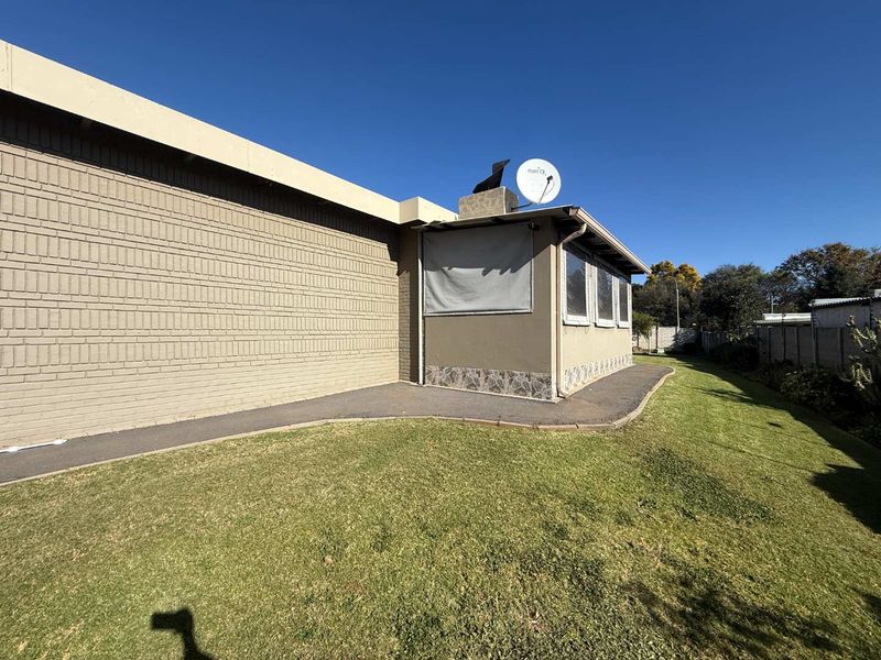 Family Home for Rent – Prime Location Near Helderkruin Laerskool! - Photo 2