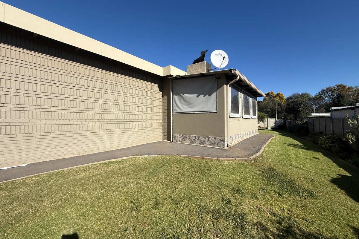 Family Home for Rent – Prime Location Near Helderkruin Laerskool! - Photo 2