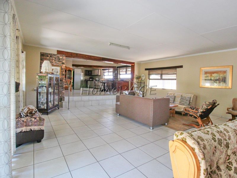 Otjiwarongo.:  Beautiful and neat 5 Bedroom Home on the outskirts of Town - Photo 5