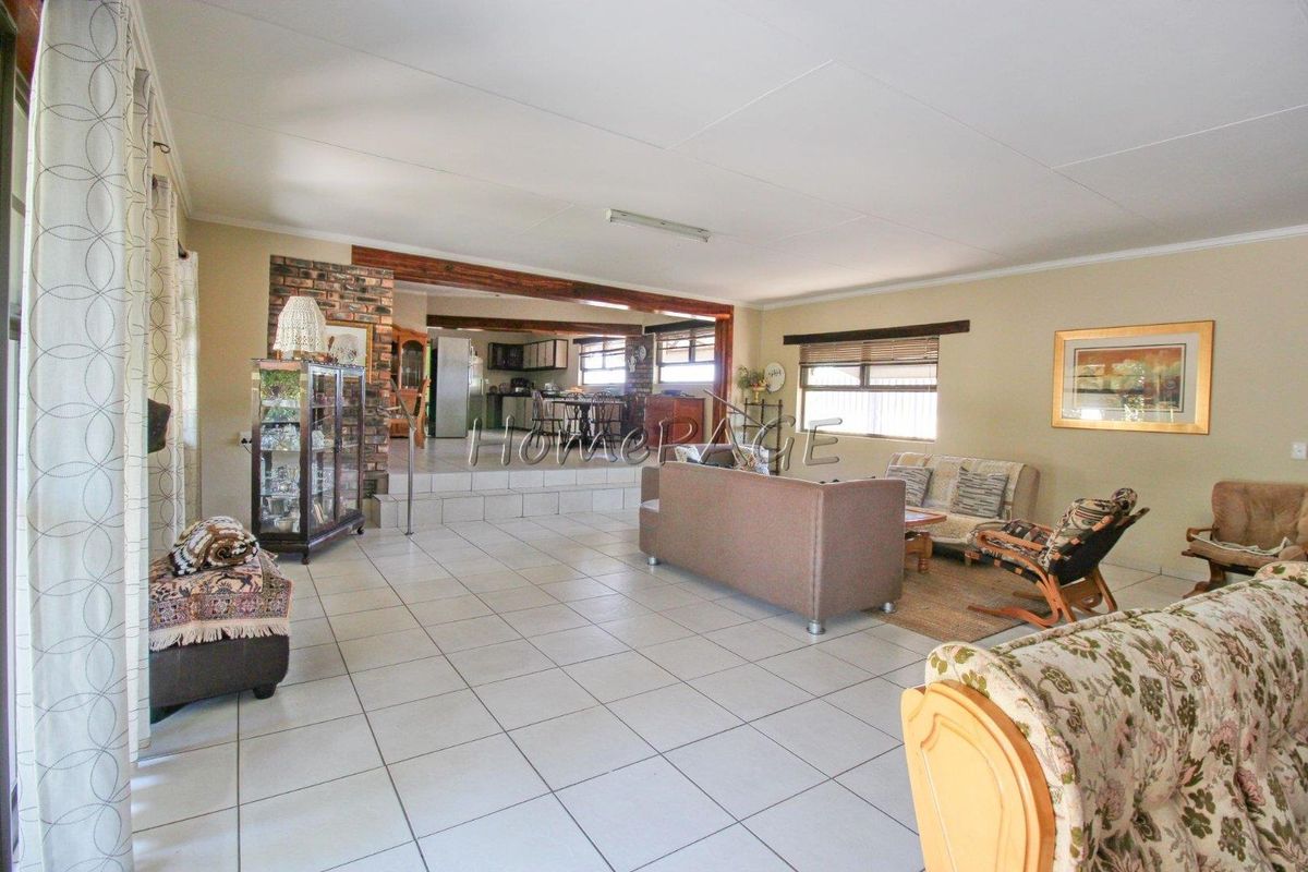 Otjiwarongo.:  Beautiful and neat 5 Bedroom Home on the outskirts of Town - Photo 5