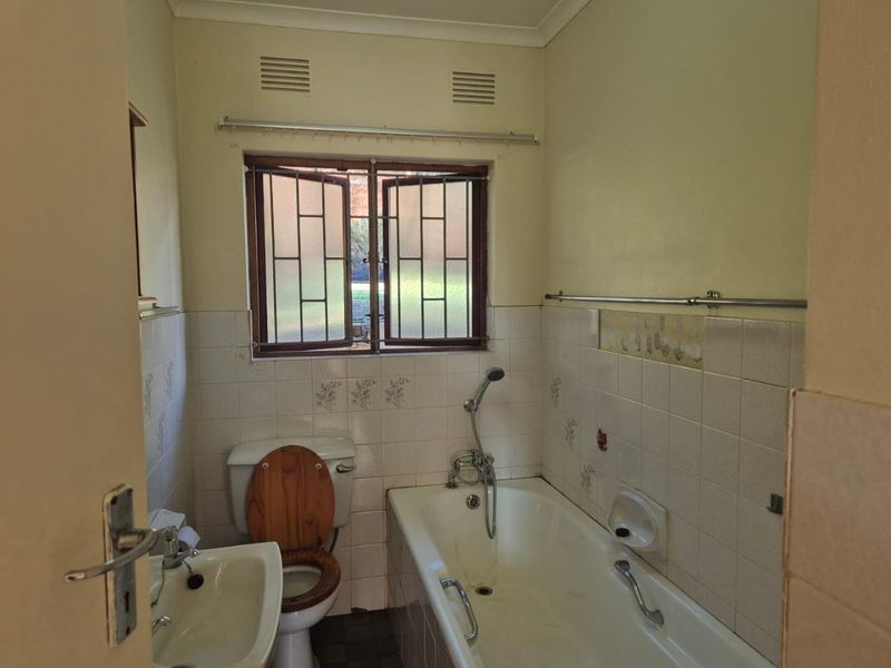 Spacious 4-Bedroom Family Home in heart of Brighton Beach , Plus private granny flat to supplement your income! - Photo 6