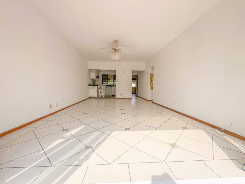Spacious Umhlanga apartment with seaviews within walking distance to the Beach! - Photo 7