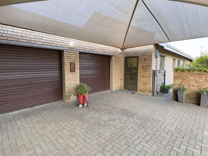 Ultra‐Modern, Upmarket Free‐Standing Town-House - Photo 2