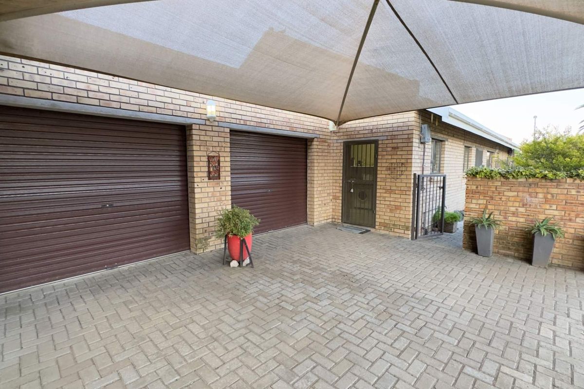 Ultra‐Modern, Upmarket Free‐Standing Town-House - Photo 2