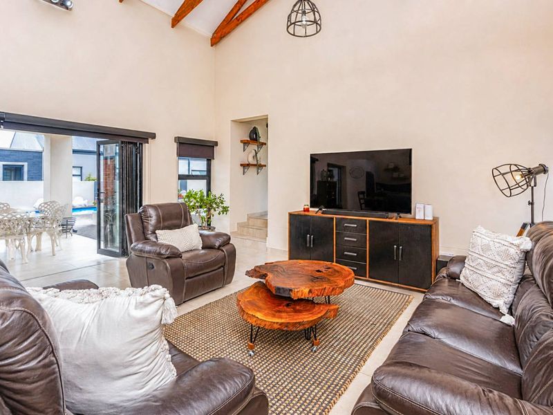 Modern Convenience: Elegant Style in Every Detail! - Photo 5