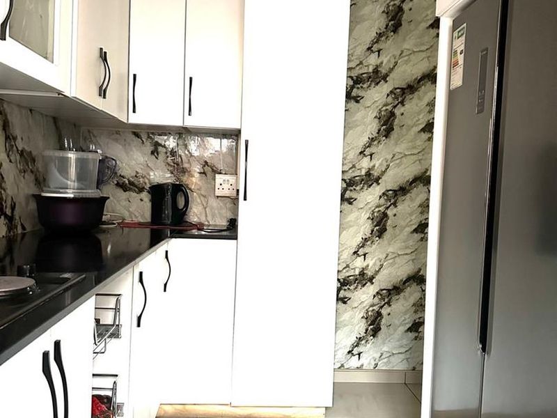 Spacious Family Home with Granny Flat & Staff Accommodation - Photo 8