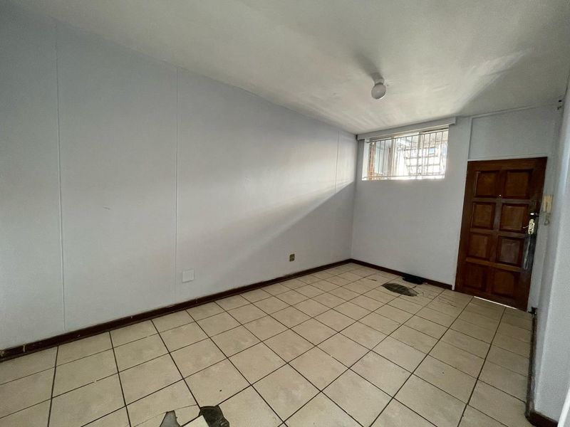 Charming 2.5 Bedroom Apartment in a Secure Complex - Photo 5