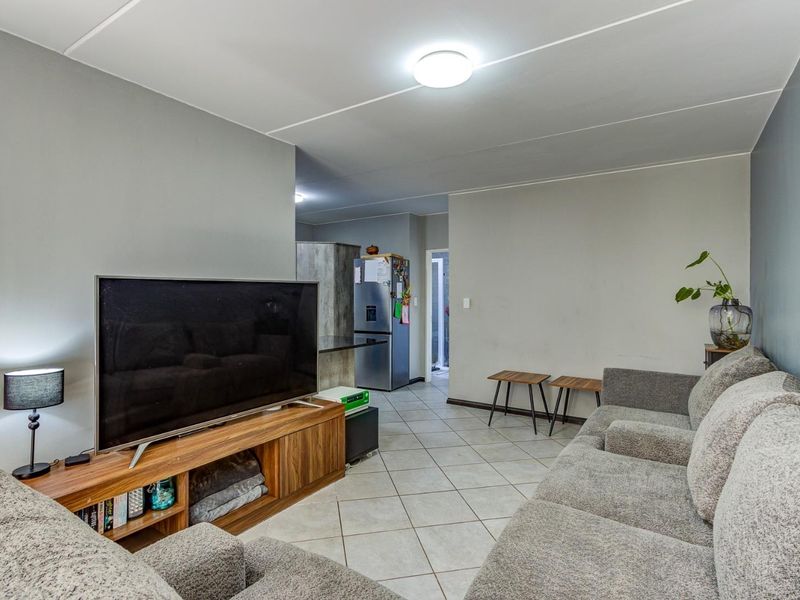MODERN GROUND FLOOR UNIT with ENERGY SAVING FEATURES and PET FRIENDLY TOO! - Photo 8