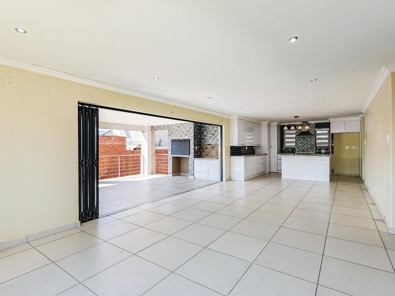 Luxurious Family Living Awaits in a secure estate in the heart of Olympus, Pretoria East - Photo 4