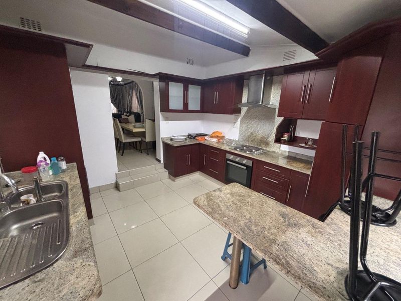 3-Bedroom Family Home with Flatlet for Sale in Escombe – Ideal for Families or Investors - Photo 8