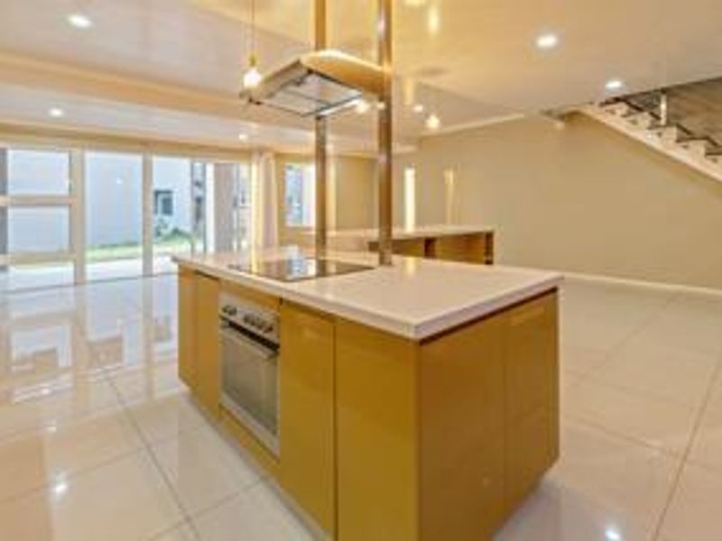 MAGNIFICENT 4 BEDROOM DOUBLE STORY HOME IN MORNINGSIDE MANOR. - Photo 10