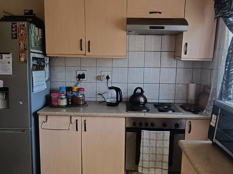 3 Bedroom house with 2 1 bedroom Fllats for Sale - Photo 5