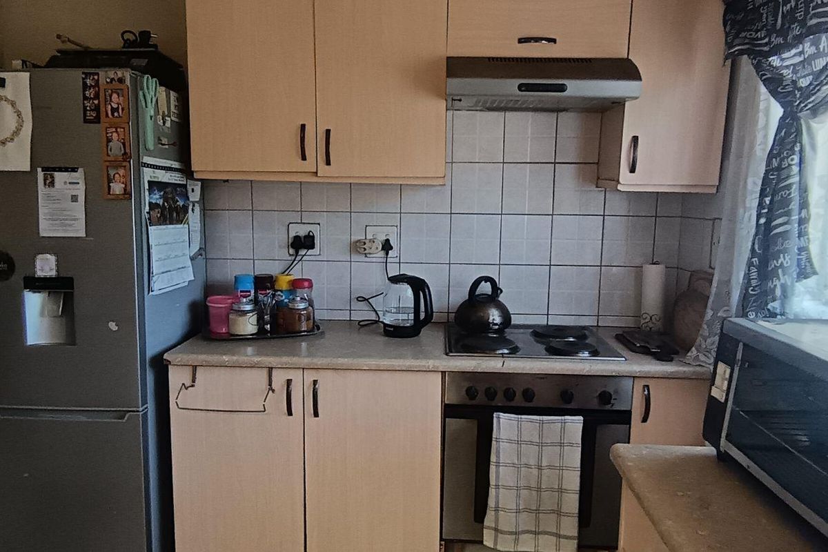 3 Bedroom house with 2 1 bedroom Fllats for Sale - Photo 5