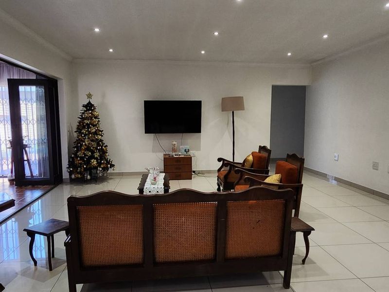 Modern Comfort Meets Space — Stylish 3-Bed Townhouse in New Redruth - Photo 7