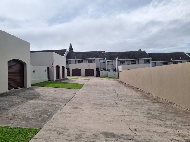 Well Positioned, Corner Apartment  In Beacon Bay - Photo 8