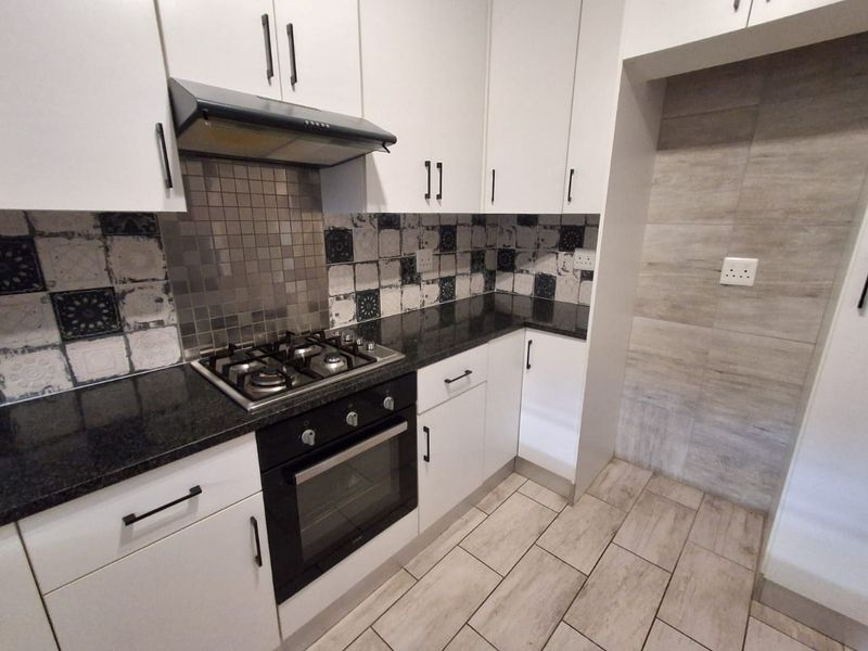 Spacious Renovated Duplex for Sale in Clubview. - Photo 2
