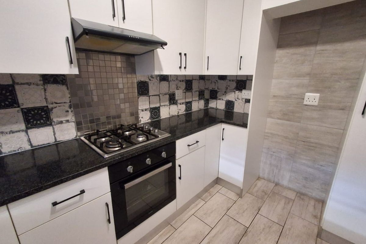 Spacious Renovated Duplex for Sale in Clubview. - Photo 2
