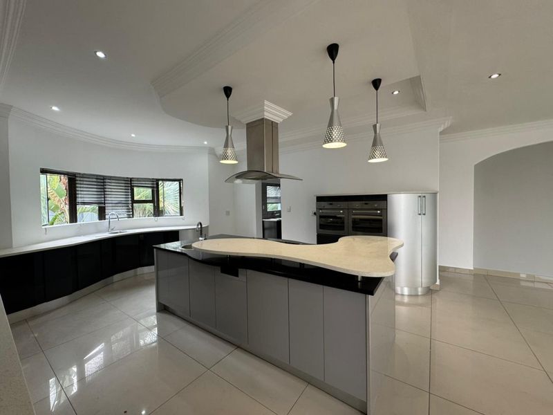 5 Bedroom spacious double storey to Rent in Thatchfield - Photo 2