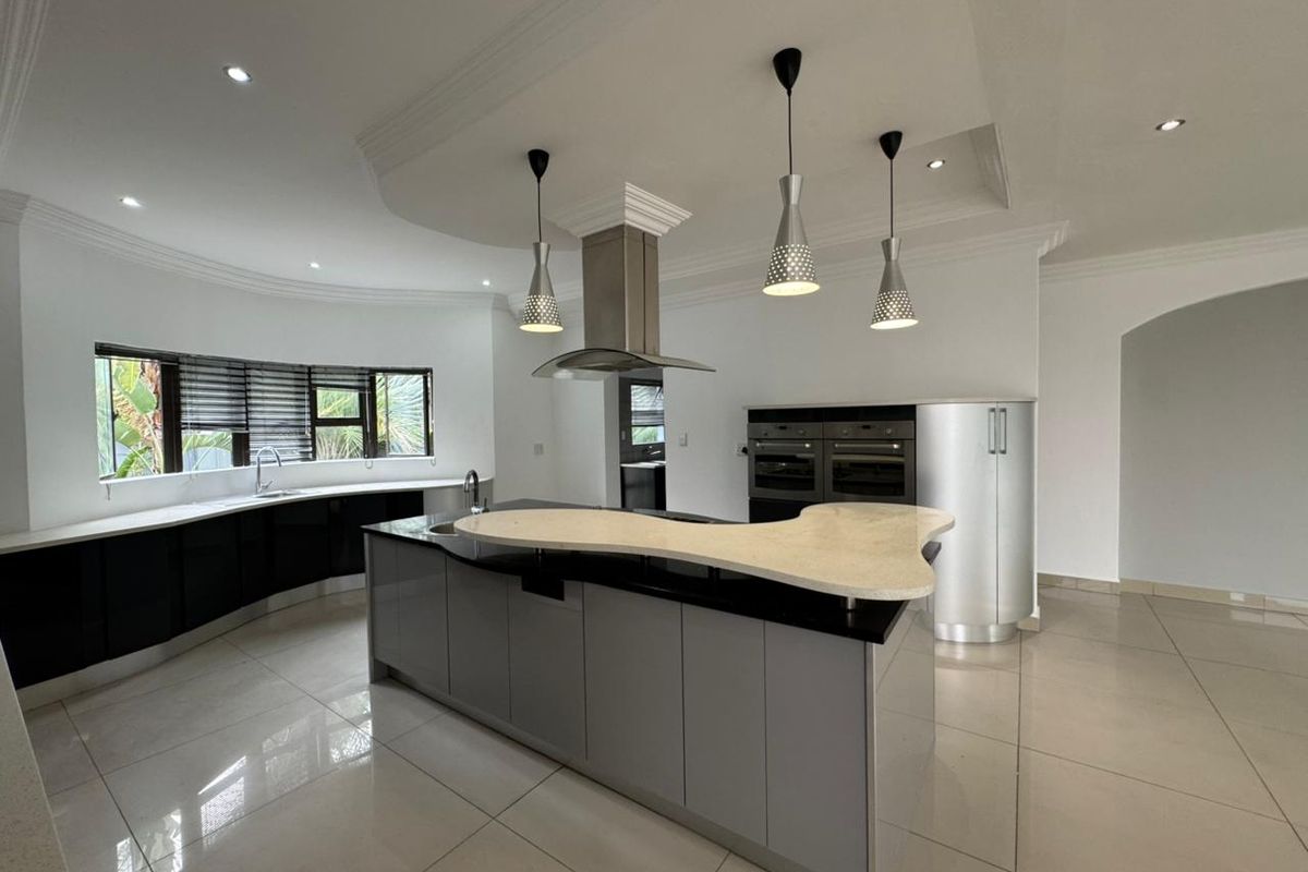 5 Bedroom spacious double storey to Rent in Thatchfield - Photo 2