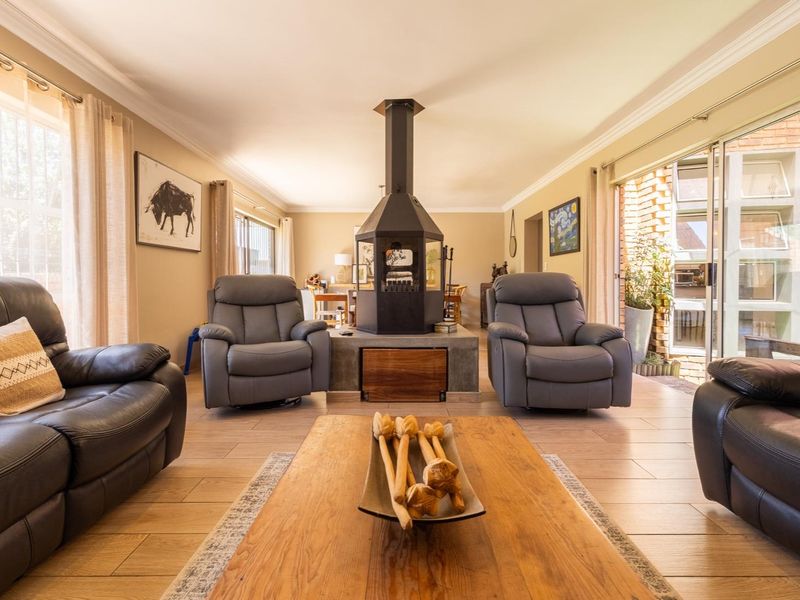 Immaculate four bedroom home with all the bells and whistles - Rooihuiskraal - Photo 3