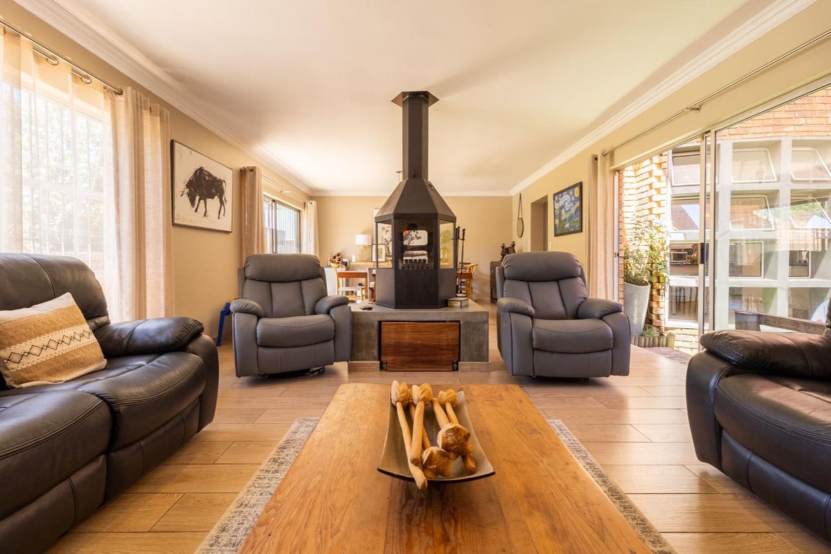 Immaculate four bedroom home with all the bells and whistles - Rooihuiskraal - Photo 3