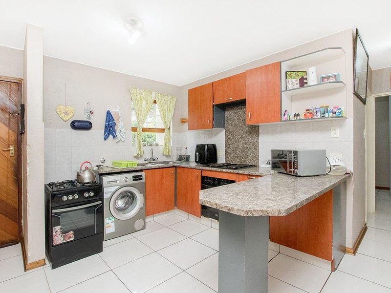 Lovely 2 bedroom 1 bathroom ground floor unit for sale in Weltevreden Park - Photo 4