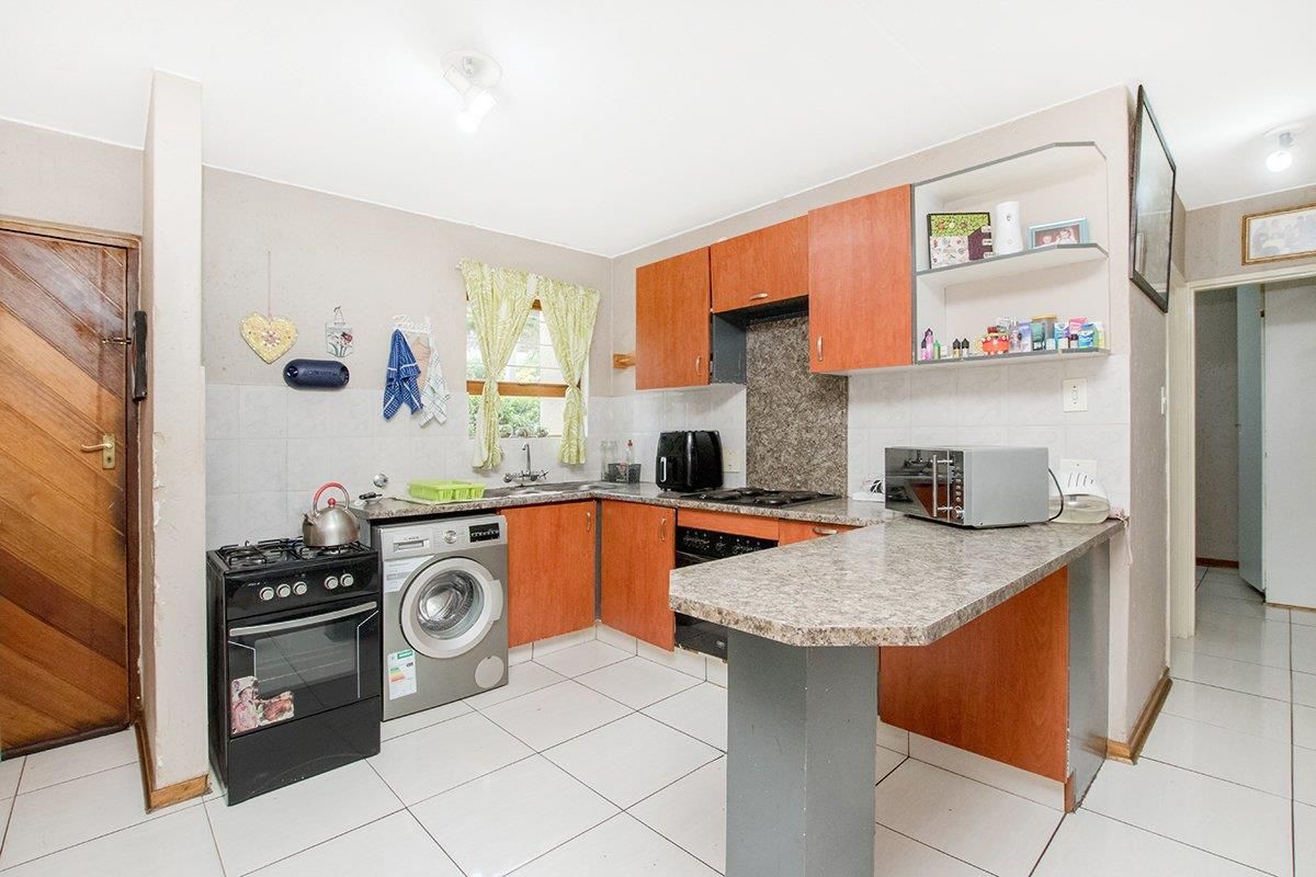Lovely 2 bedroom 1 bathroom ground floor unit for sale in Weltevreden Park - Photo 4
