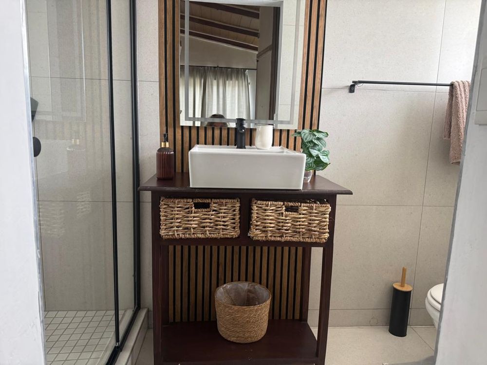 Bedroom 3 en-suit bathroom 