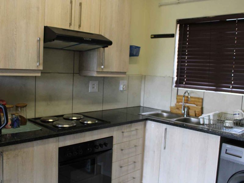 Serene Retreat: 2BR, 2BA Ground-Floor Townhouse - Photo 2