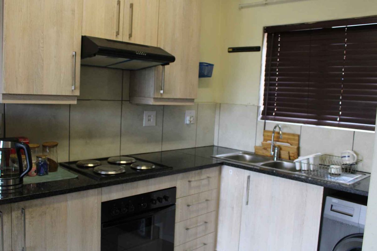 Serene Retreat: 2BR, 2BA Ground-Floor Townhouse - Photo 2