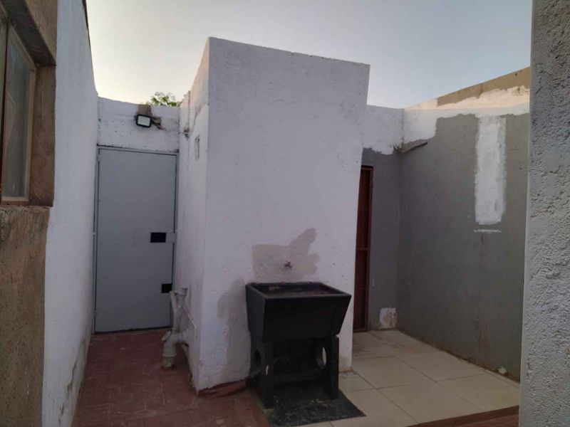 4 bedrooms house for sale in Soshanguve South - Photo 10