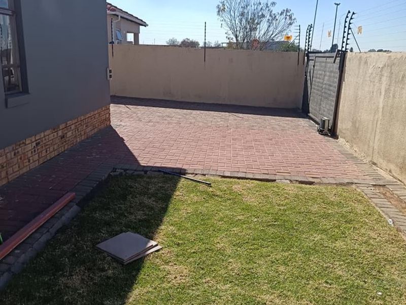Two bedrooms house for sale in Chrystal Park Ext 58 - Photo 3