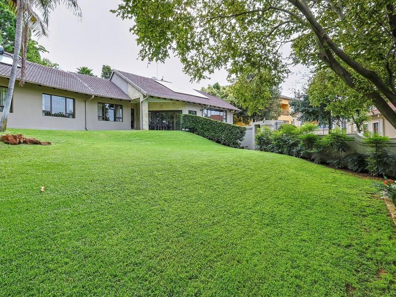 Spacious Luxury Living: 4-Bedroom Home with Separate 2-Bedroom Garden Cottage in Waterkloof - Photo 8