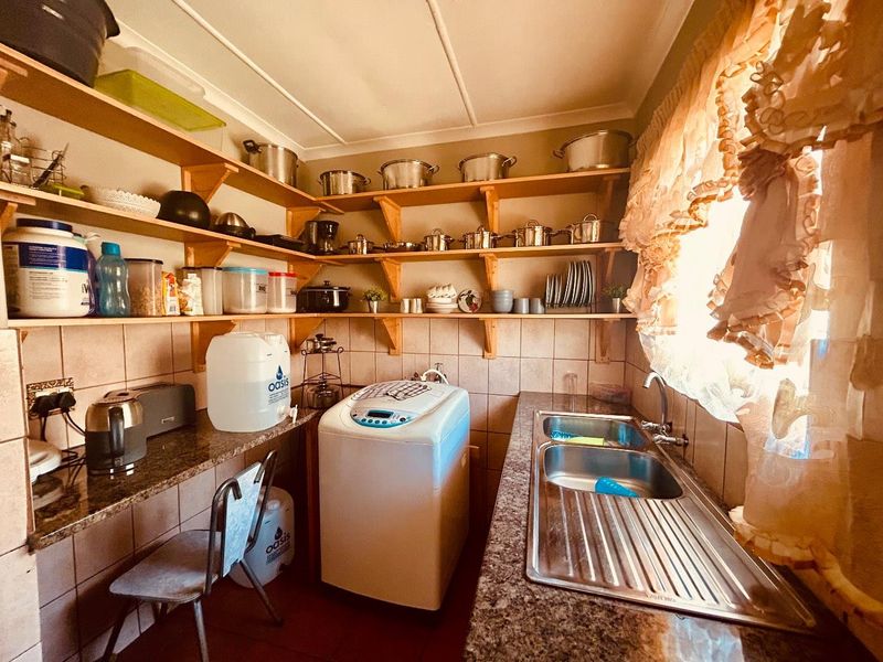 3 bedroom house for sale in good area of Vryheid - Photo 9