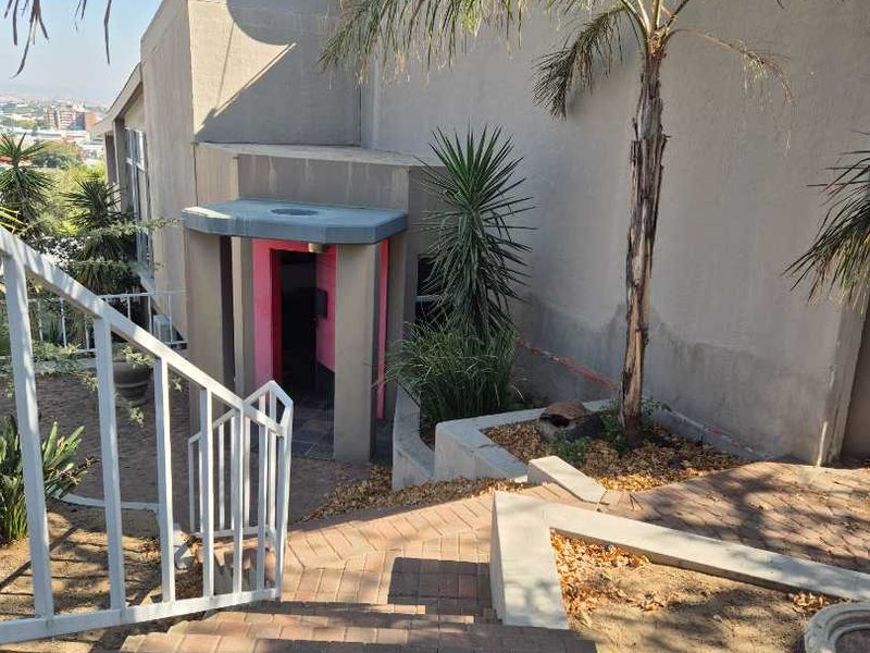 Luxury Hill 3 bedroom house with a view - Photo 3