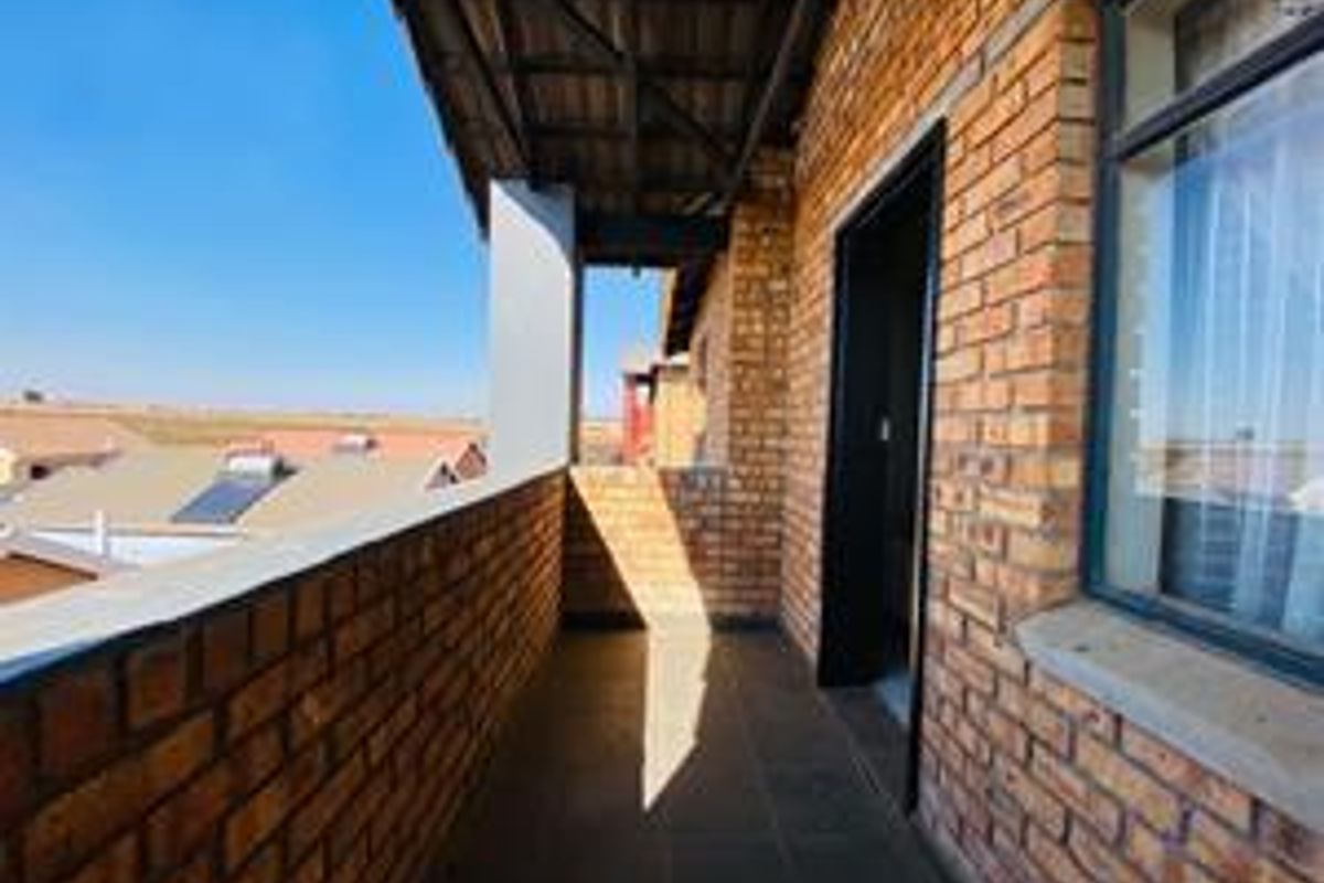 Modern 2 Bedroom Apartment in the heart of Sky City - Photo 5